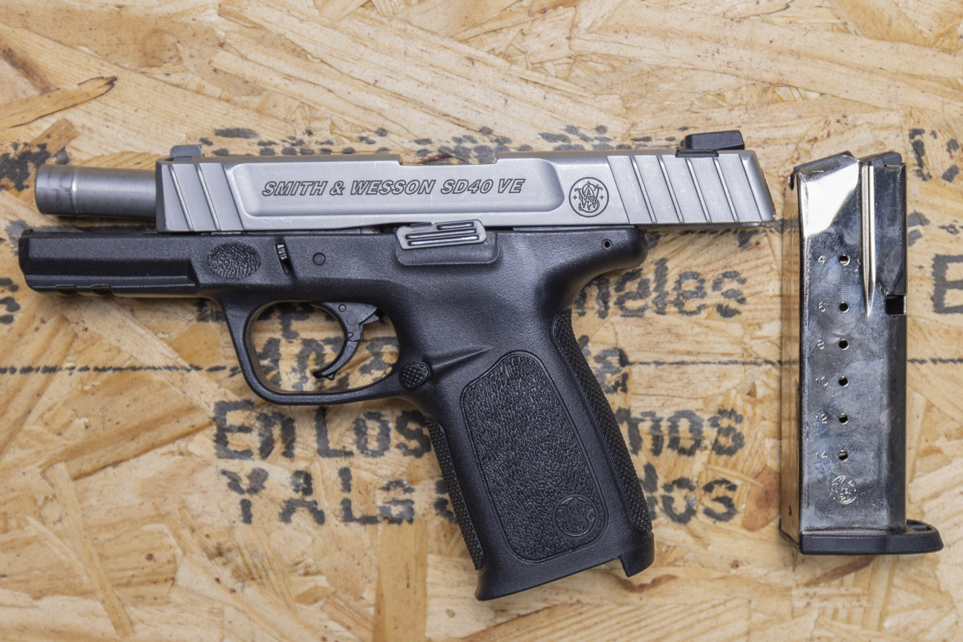 SMITH AND WESSON SD40VE 40 S&W Police Trade-in Pistols (Very Good Condition)